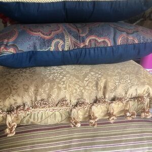 4 co ordinating Classic Blue /Gold Decorative Pillow Set